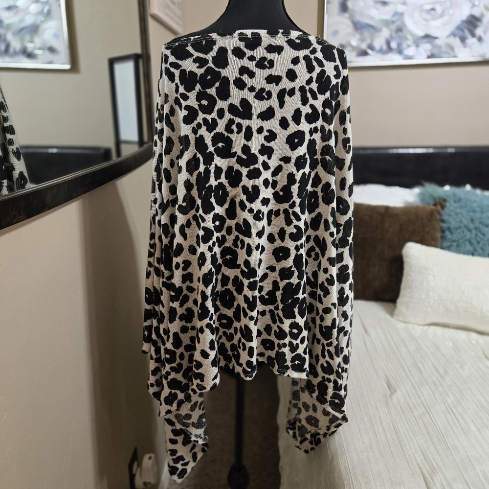 Leopard Print Women's Poncho NWOT Never Worn! - Picture 3 of 8